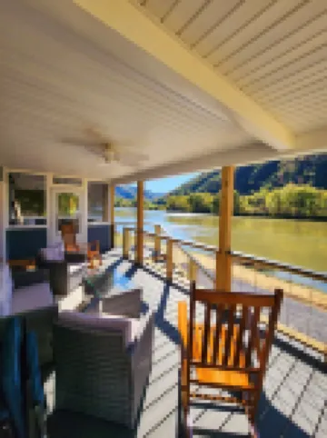 Delightful 3-Bedroom Home on the New River