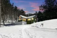 Quaint lakefront; firepit, boat, kayaks, paddleboard, grill, laundry, hammock