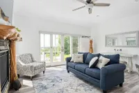 Charming  2-bedroom house with AC, WiFi with mountain and lake views!