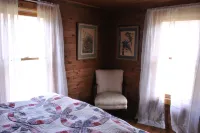 Off-the-Grid Historic 1930 Farmhouse Adventure on Working Horse Farm with Sauna Hotels in Bald Mountain