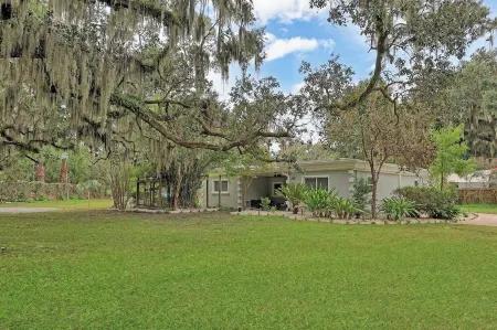 Charming 3bedroom house 8 minutes from Tybee and 12 minutes to riverfront Отели в г. Уайтмарш Айленд