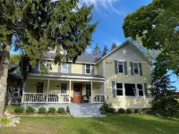 Vineyard Views House & Guest House, Suttons Bay - close to Traverse City, Leland