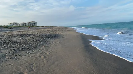 2 bedroom apartment with loft on the beach