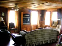 Large remolded hunting lodge with beautiful views of the Spring River Falls