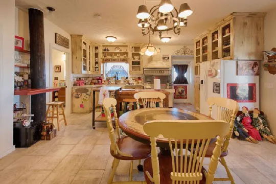 BYRD'S FARMHOUSE CHICK-INN COOP