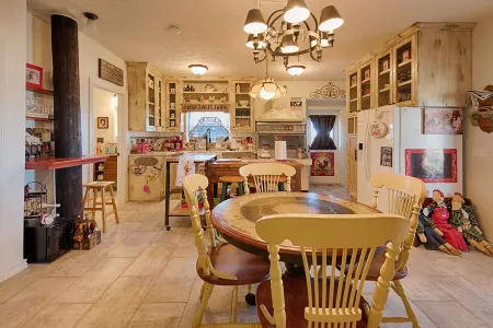 BYRD'S FARMHOUSE CHICK-INN COOP