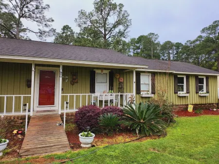 Peaceful Duck Pond close to I75