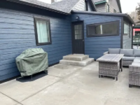 “The Yellow Door” perfectly located 2 bedroom 1 bath home, downtown Deadwood - Homestays
