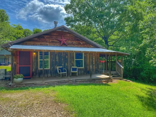 Cozy Cabin with an amazing deck and beautiful views of Lake Fort Smith!