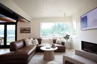 “The Gallery” Luxury Mid Century Modern Lakehouse