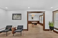 mins to the Niagara Falls with WiFi, AC, Arcade, full kitchen