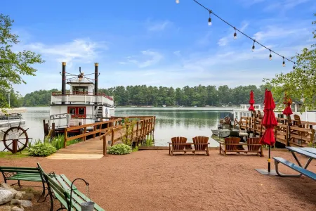 Big Blue on QQ - 5 Br House Near the Chain of Lakes Отели рядом с достопримечательностью «Deerhaven Campground»