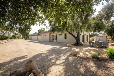 Brand New Cliff May Inspired Santa Ynez Luxury Barn with Hot Tub, WiFi, AC