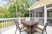 Folly Beach Gem: Walk to Beach, Restaurants & Nightlife - Happy Ours - 4-Sterne