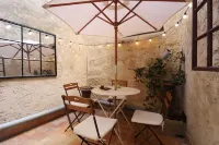 Magnificent apartment on Place aux Herbes- 16th century building