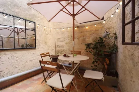 Magnificent apartment on Place aux Herbes- 16th century building