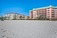 2/2 Bright and Luxurious, Balcony Walk Out to the POOL & BEACH Hotels near Seaside Seabird Sanctuary