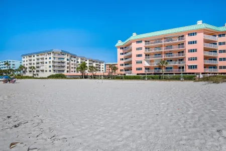 2/2 Bright and Luxurious, Balcony Walk Out to the POOL & BEACH Отели рядом с достопримечательностью «Тики Гарденс - Индиан-Шорс Бич Аксесс»