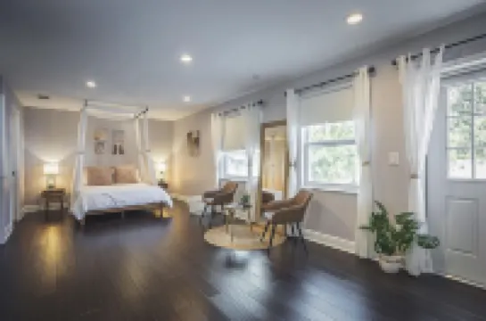 HEATED POOL 8 FEET DEEP AND FIRE PIT BLISSFUL 4 BR HOME CLOSE TO EVERYTHING