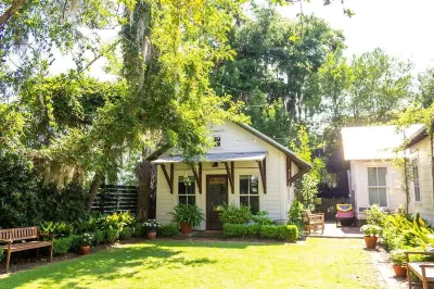 The Wren Guesthouse Hotel dekat Spanish Moss Trail Train Depot