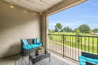 Completely Updated Condo, 15 Minute Walk to Davis Wade Stadium!!