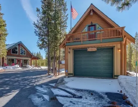 Pristine 4 seasons cabin with 9 beds & hot tub