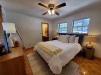 Huckleberry Shores-Lakefront & Lakeview Home-Near Boat Launch-Swimming Pool. Hotels in Township 1