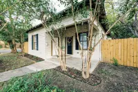 Cozy Casita, Private Big Backyard + Firepit, 6 Min to RIVERWALK San Antonio Hotels in Southside