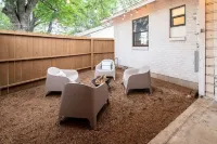 "The Brixley House" off the Kerrville River Trail w/Private Backyard Hotel a 