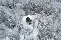 Cozy, sun filled mountain retreat w/45 private acres, hot tub, gym, car charger!