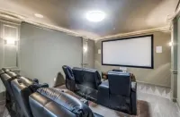 Luxury 6 BR, 5.5 baths with fabulous outdoor kitchen and pool!Sleeps 14