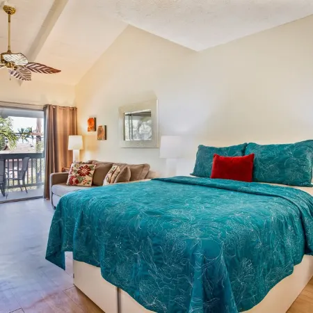 Ocean View Studio Steps to Beach - Pool, Spa & Pickleball - Free parking & Wi-Fi