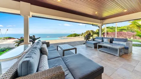 Sky Villa Estate Luxury Gated Retreat with Amazing Ocean View Отели рядом с достопримечательностью «Маниниауоли Бич»