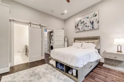 Contemporary, Cozy, & Convenient in Old Town Alexandria