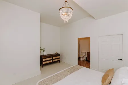 East Main Lofts - Haven 202 Отели в г. Мэдисон