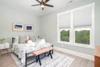 Just steps away - beach, pool, & attractions on the Emerald Isle! New Home. - Balkoner