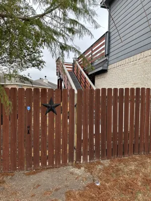 Charming Upstairs 2-bedroom townhome W/ side entrance & Balcony in Kyle AC, WiFi Hotels in Kyle