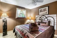 Dog Friendly w/flat lot - Between Gatlinburg and Pigeon Forge!