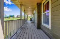 The Bridgeview Lodge, Hot tub, Amazing River Views and sun sets.