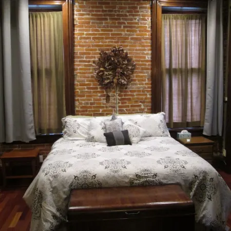 Modern meets Historic, Natural Lighting + High Ceilings, Near Metro