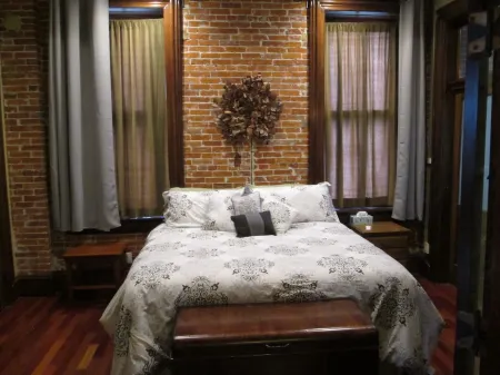 Modern meets Historic, Natural Lighting + High Ceilings, Near Metro