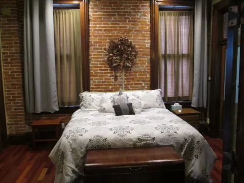 Modern meets Historic, Natural Lighting + High Ceilings, Near Metro
