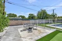 New Cheerful Stylish Villa - Pool, Spa, Mini Golf, Fire pit, Walk to Disneyland