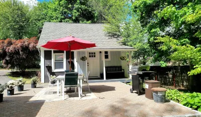 Charming 2 Bed backyard guesthouse close to Peekskill, WestPoint, & trails.