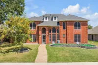DFW  Lux Resort  Golf Sleeps 20+ PingPong PS5