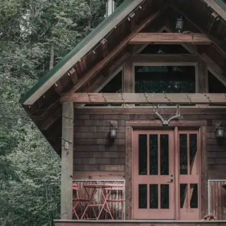 The Lodge @ SkyCamp: Cozy cabin with hot tub 15min from Stevens Pass