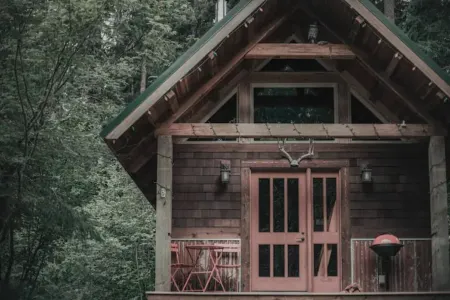 The Lodge @ SkyCamp: Cozy cabin with hot tub 15min from Stevens Pass