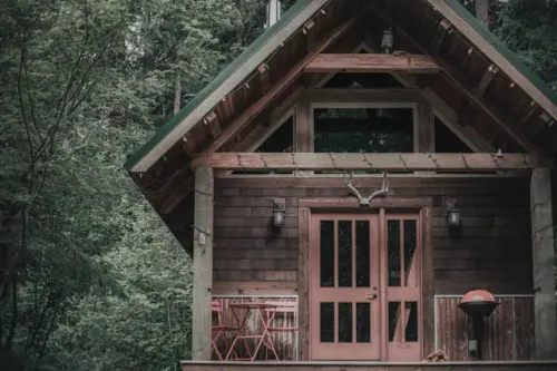 The Lodge @ SkyCamp: Cozy cabin with hot tub 15min from Stevens Pass