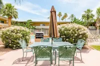 Heated Pool, Continental Breakfast Included, Fast Internet, Walkable to Old Town