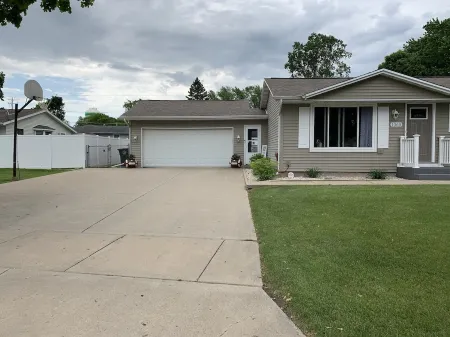 GB Packer 5 star home ⭐️⭐️⭐️⭐️⭐️ 1 block from Lambeau Field